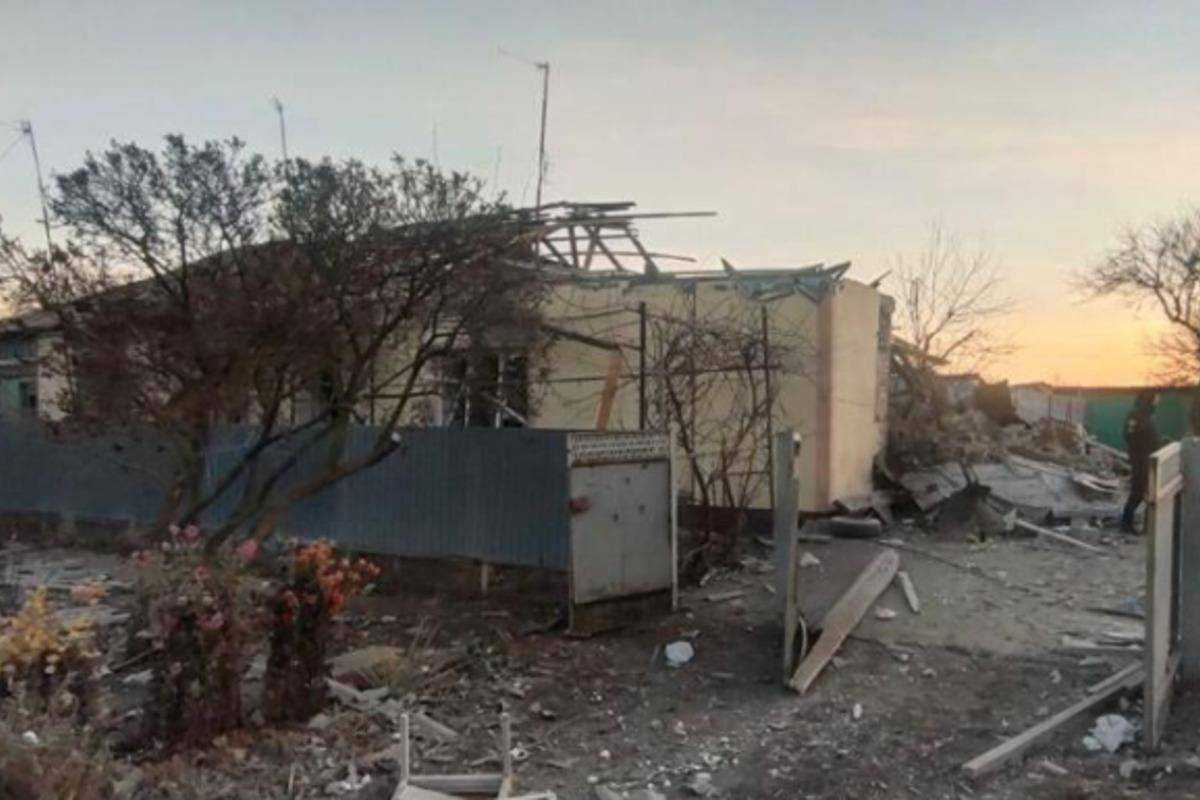 Знищені будинки, під завалами – люди: на Донбасі бойовики обстріляли селище