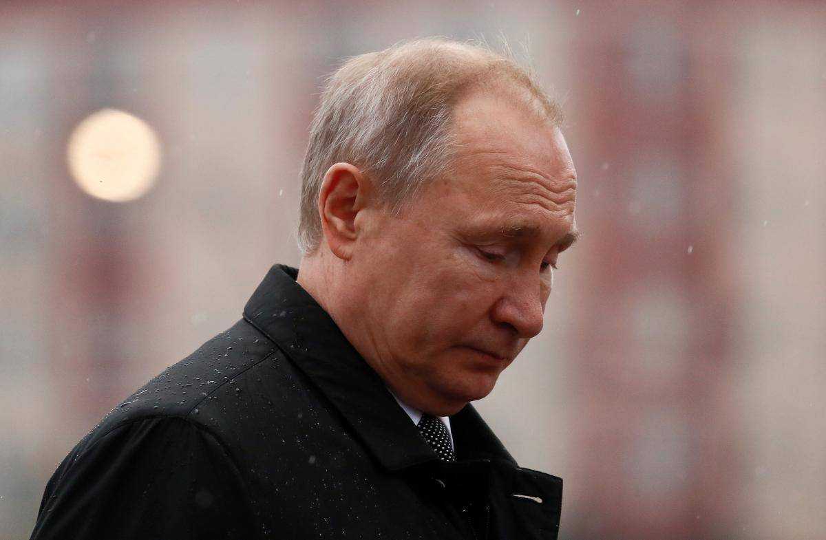 Ледве вийшовши з ізоляції, Путін на щось захворів: кашляє на нарадах