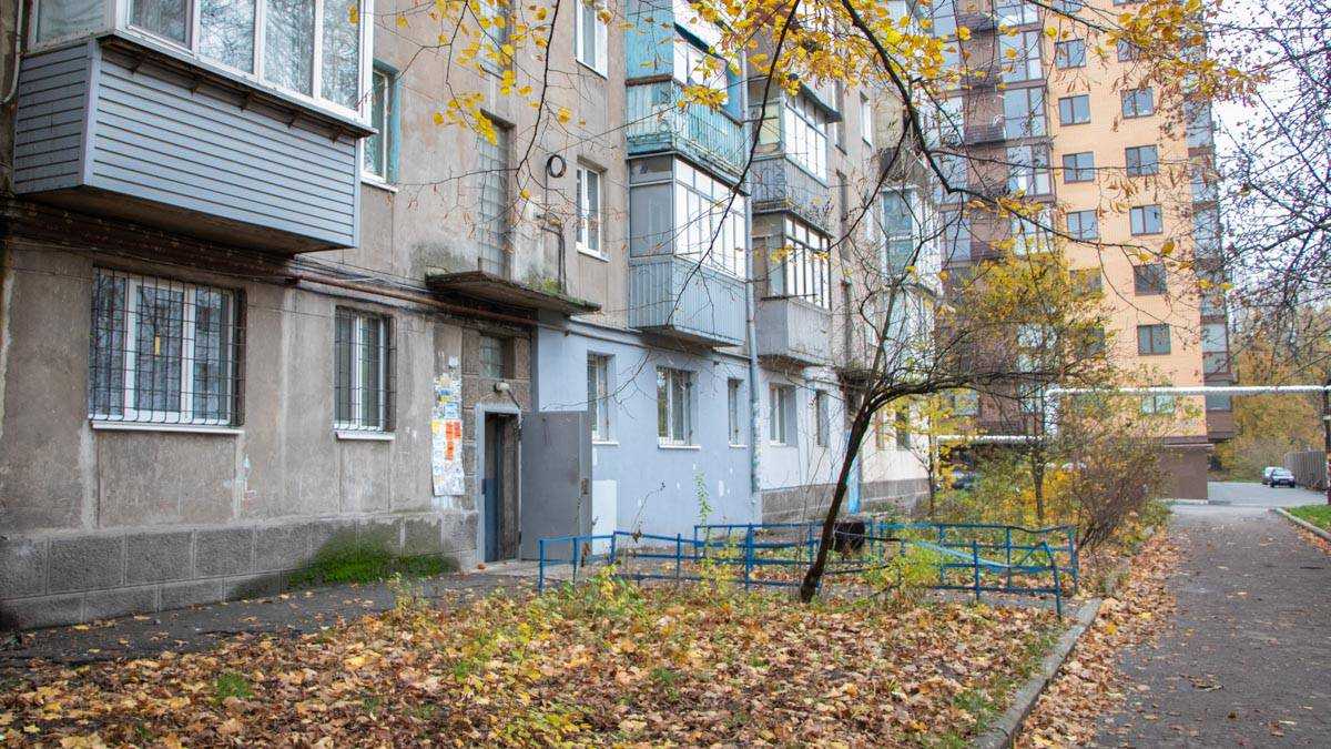Трещины в стенах, дырявая крыша и затопленный подвал: как выживают жильцы дома на Титова в Днепре