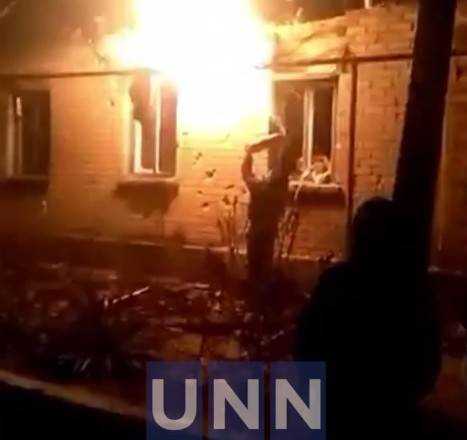 У Станиці Луганській почалися обстріли: внаслідок влучання снаряду горить житловий будинок