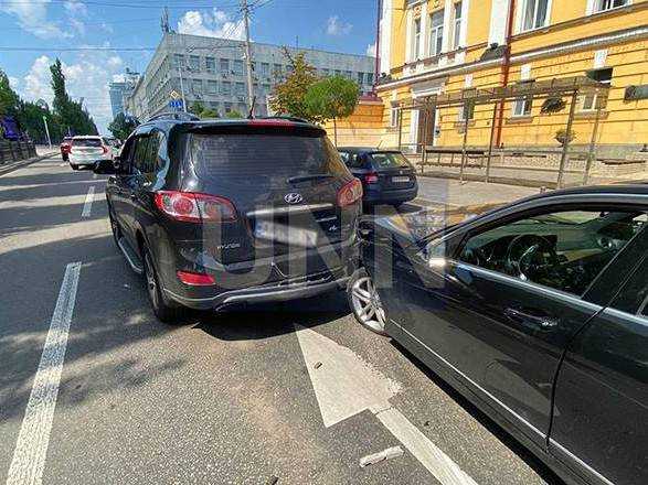 У центрі Києва сталась масштабна ДТП за участі 5 авто