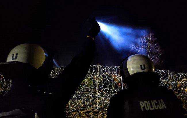 Пробили шолом поліцейському: польські силовики відбили чергову атаку мігрантів на кордоні