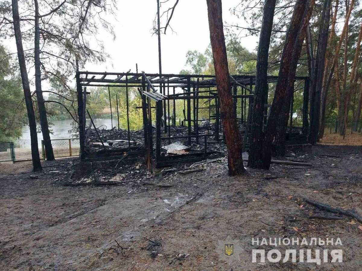 Все вигоріло вщент: на базі відпочинку у Харківській області запалав будиночок з людьми