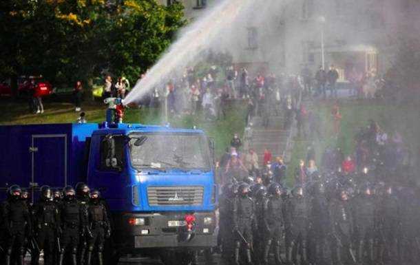 В Минске акцию протеста разгоняют водометами