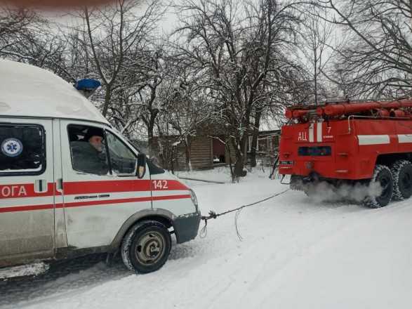 Україна у сніговій пастці: частина доріг досі перекрита