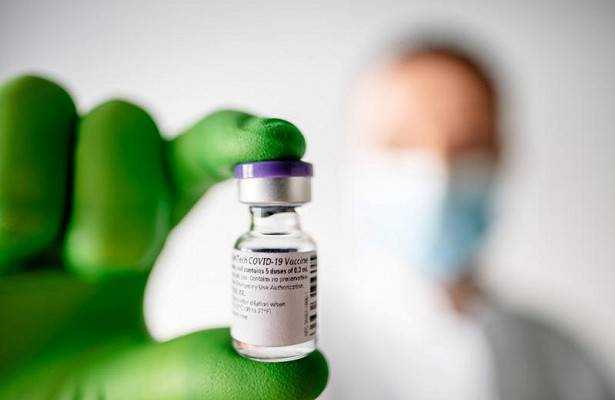 В США сотрудник медцентра намеренно испортил сотни доз COVID-вакцины