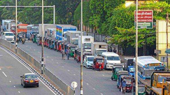 Шрі-Ланка зупинилася: в країні запасів пального вистачить на один день