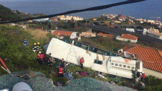В Португалии переполненный автобус влетел в жилой дом: десятки жертв