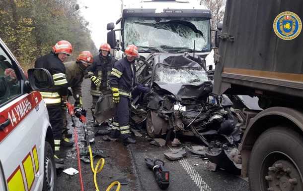 В Черкасской области грузовики полностью раздавили легковушку