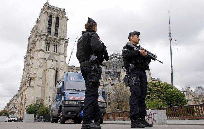 Во Франции вооруженный мужчина захватил 4 заложников в магазине