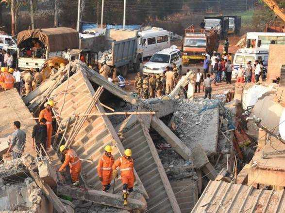 Число жертв обрушения здания в Индии возросло до 10 человек