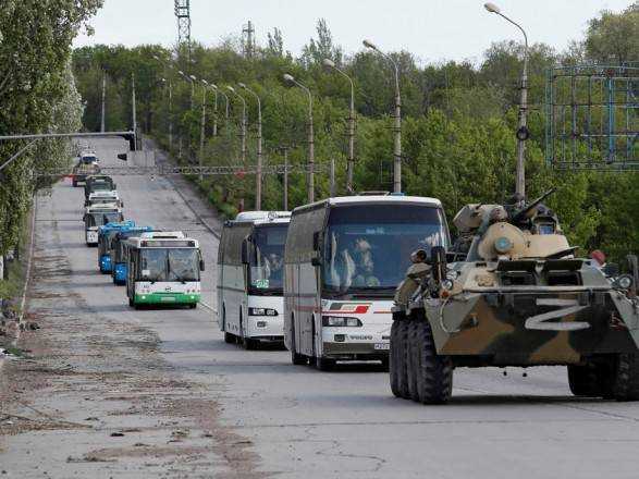Сім автобусів із захисниками Маріуполя виїхали з Азовсталі – Reuters