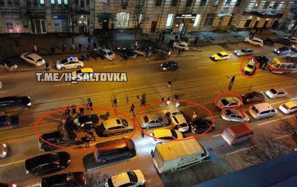 В Харькове столкнулись девять автомобилей