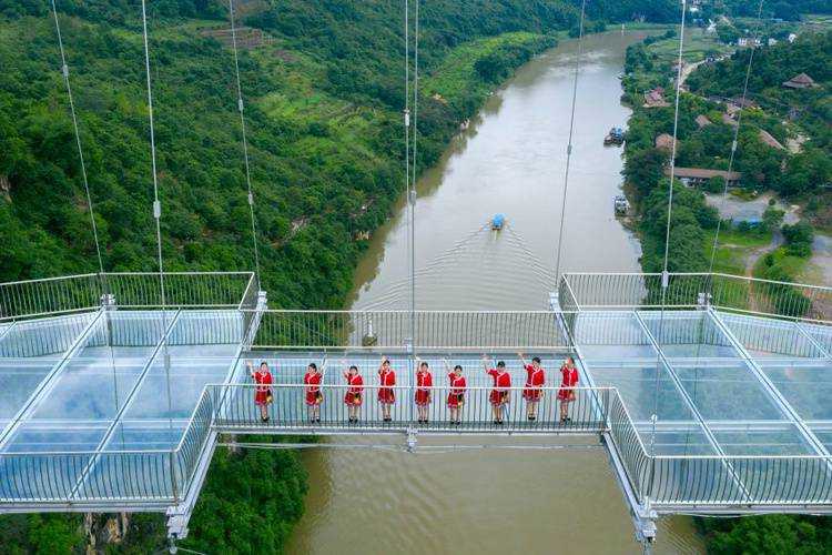Самый длинный подвесной стеклянный мост открыли в Китае