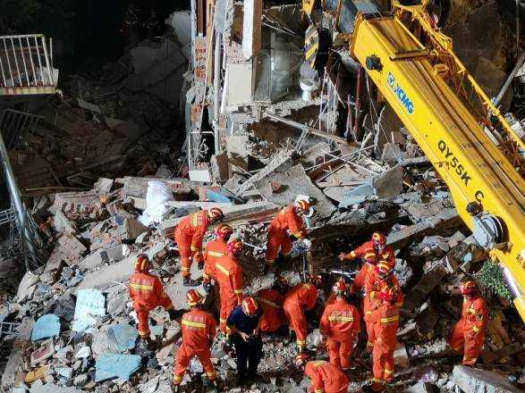 У Китаї обвалився готель: загинули 17 людей