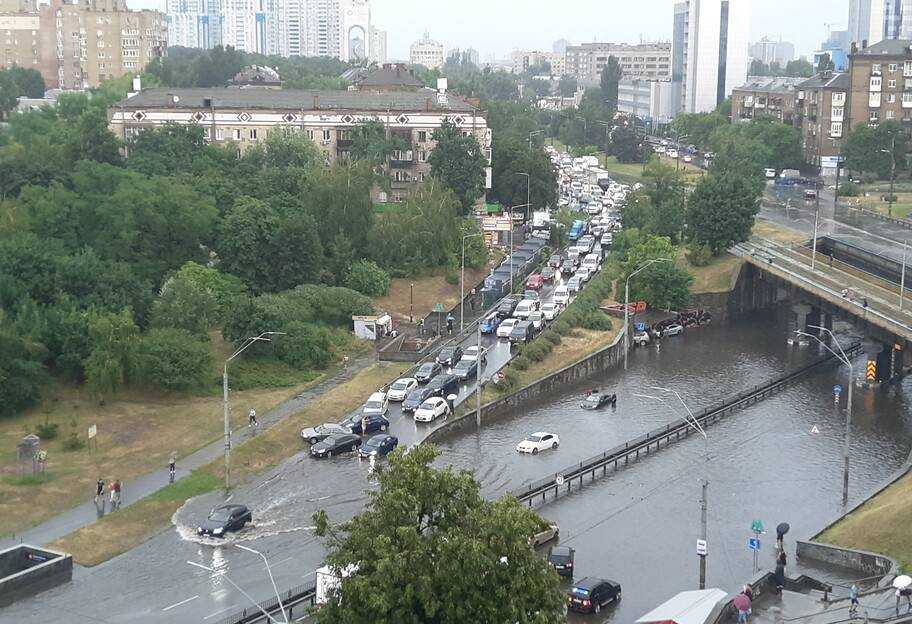 Київ залило дощем: автівки "пливуть", трамваї затримуються, а станція метро "Героїв Дніпра" працює з обмеженнями