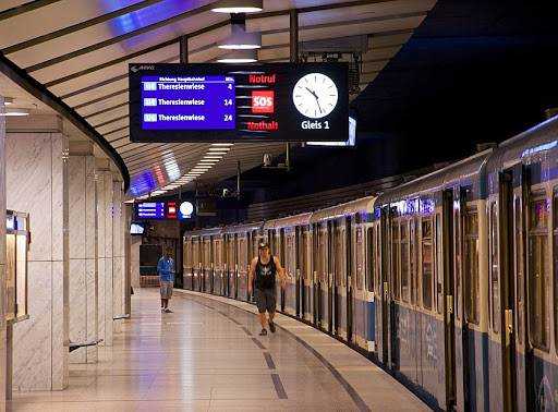 Пандемия коронавируса: в Мюнхене задержали мужчину, облизавшего в метро поручни и эскалатор