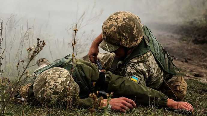 На Донбасі вбили українського військовослужбовця, ще двох бійців поранили