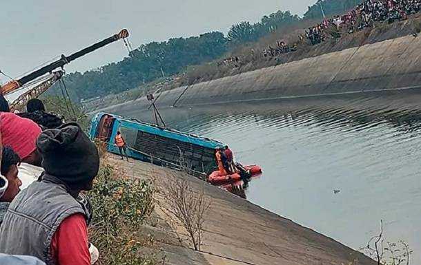 В Індії в канал упав автобус, 40 загиблих