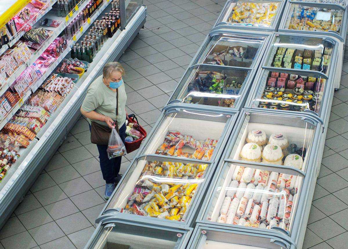 Розкрито схеми обману в супермаркетах України: обважування, "прострочка" і брехливі знижки