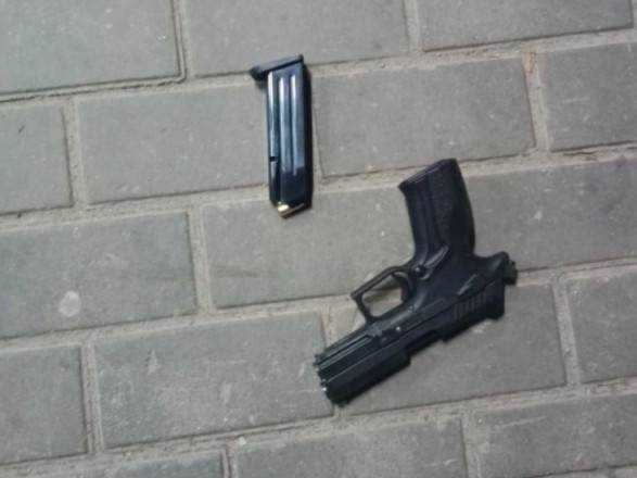 В Киевской области мужчина устроил стрельбу возле магазина