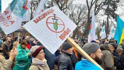 В Киеве противники вакцинации объявили минуту молчания в память тех, "кто убит вакциной"