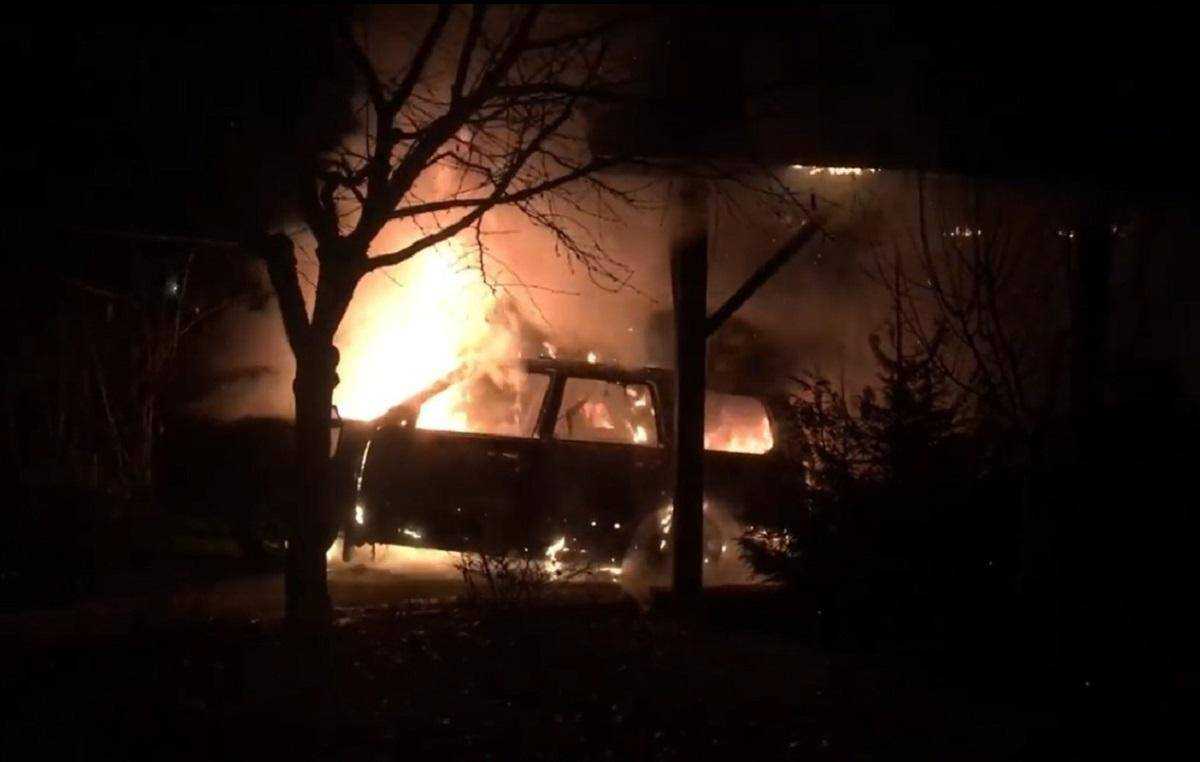 В Ужгороді спалили автівки місцевого журналіста і його дружини