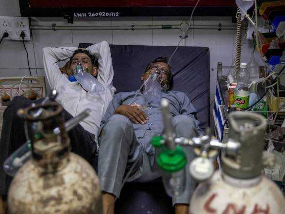 Сплеск COVID-19 в Індії: на тлі браку кисню у лікарнях ВООЗ передала країні 4 тис. концентраторів