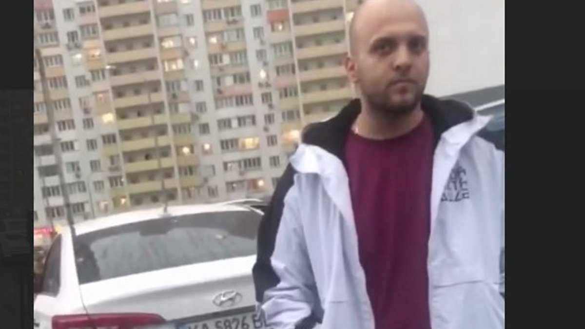 Пнула машину самокатом: в Киеве водитель до крови избил женщину с ребенком на руках