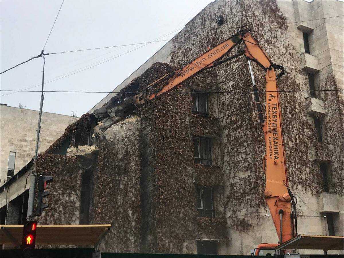 У Києві активістам вдалося призупинити знищення будівлі "Квіти України"