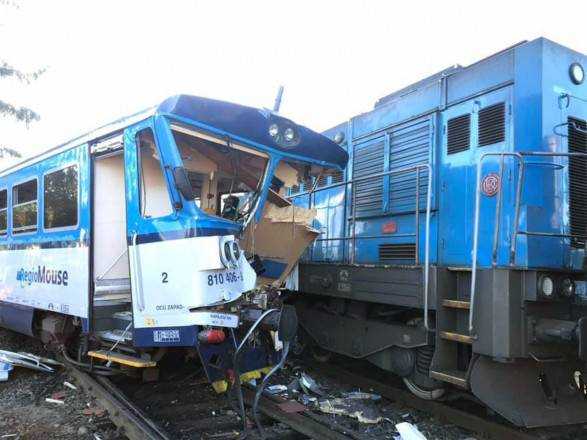 В Чехии столкнулись пассажирский и ремонтный поезда: не менее 13 пострадавших