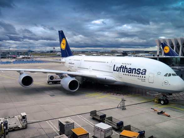 Німецька Lufthansa знову переносить деякі нічні авіарейси в Україну