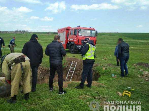 Тіла трьох чоловіків та жінки виявили у закинутому колодязі в Одеській області