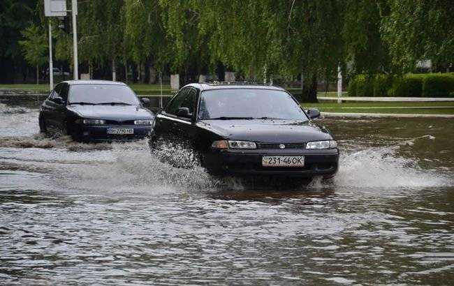 В Одессе авто "окунулось" в яму в рост человека