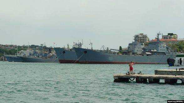 росія вивела в Чорне море угруповання з п'яти великих десантних кораблів