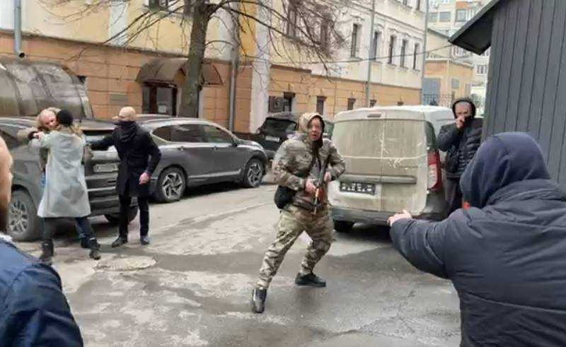 У центрі Києва знову стрілянина біля обмінника: поліція з'ясовує обставини, до відділку доставили близько 10 осіб