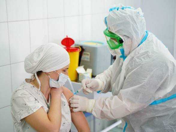 Вакцинованих від COVID-19 в Україні вже 12 тисяч. Найменше щеплюються на Закарпатті