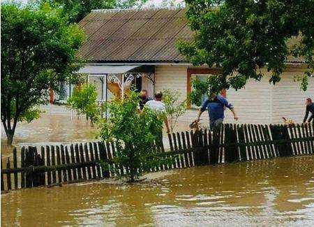 Непогода в Карпатах: началась эвакуация населения