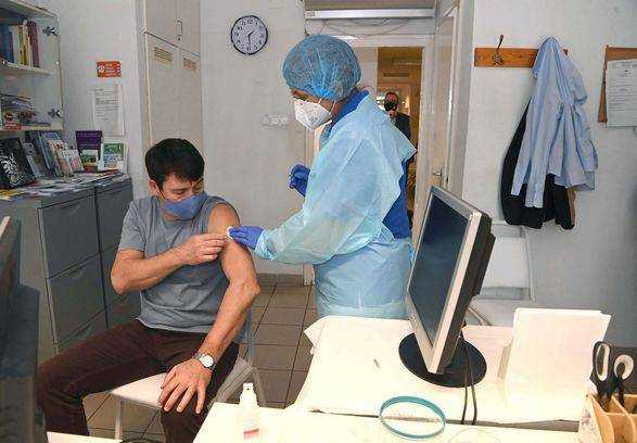 Президент Угорщини щепився від COVID-19 китайською вакциною