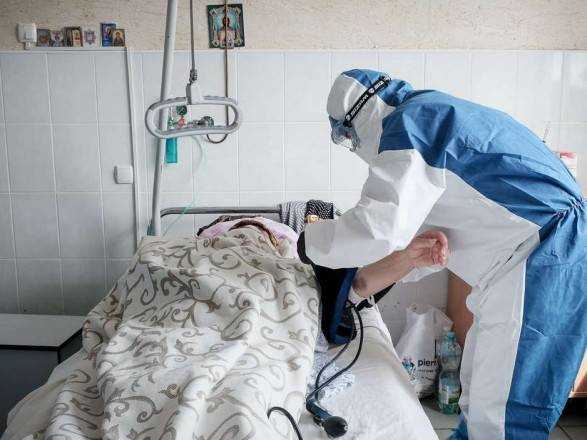 Пацієнти в їдальнях та коридорах: в лікарні Івано-Франківська немає вільних COVID-ліжок