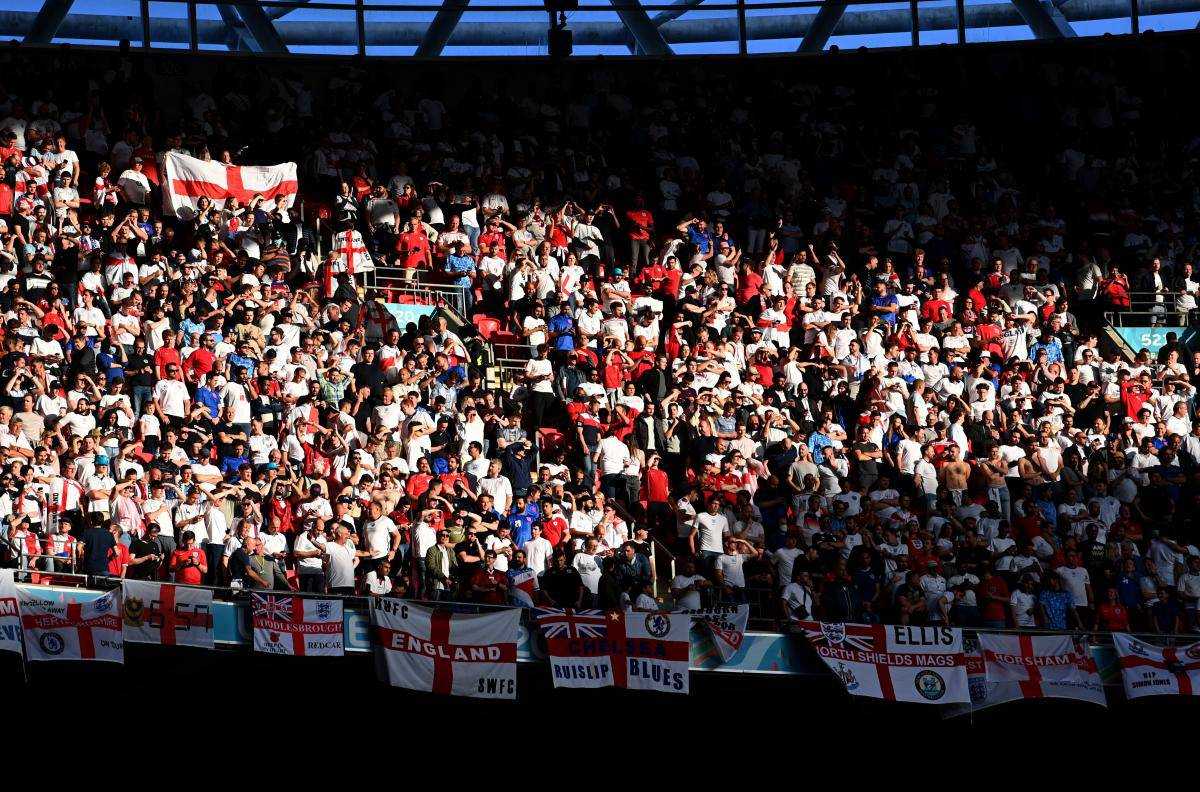 Потрапила в трансляцію: фанатку збірної Англії звільнили з роботи через похід на півфінал Євро-2020