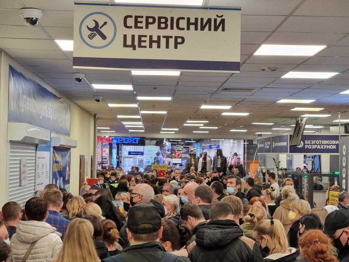 У супермаркеті Києва вишикувалася величезна черга на вакцинацію