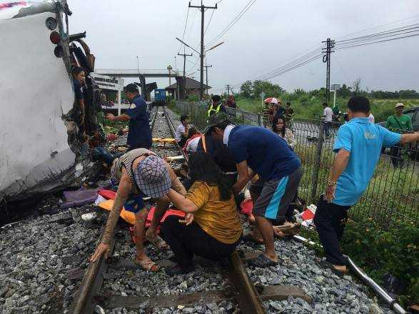 Жертвами столкновение автобуса и поезда в Таиланде стали 17 человек, почти 30 пострадали