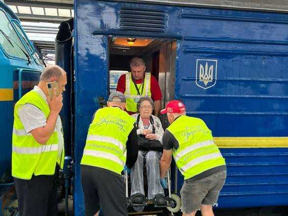 Тікали від війни: голова Донецької ОВА показав перших евакуйованих