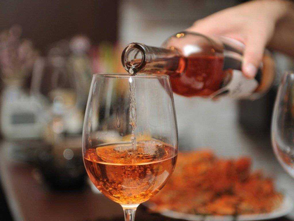 В Украине взвинтят цены на алкоголь: сколько заплатим за вино и водку