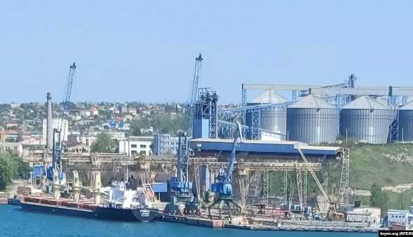 Біля зернового терміналу в Севастополі помітили сирійське судно
