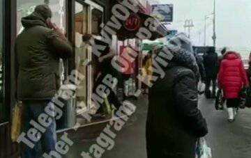В Киеве неадекватный мужчина попытался выбить дверь в магазине Roshen