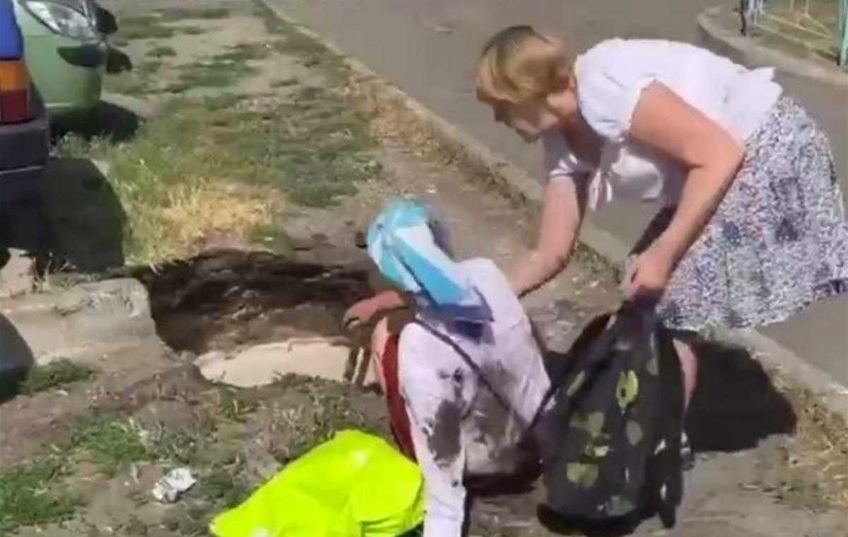 "Ледь не зварилася": у Києві жінка провалилася у яму з окропом