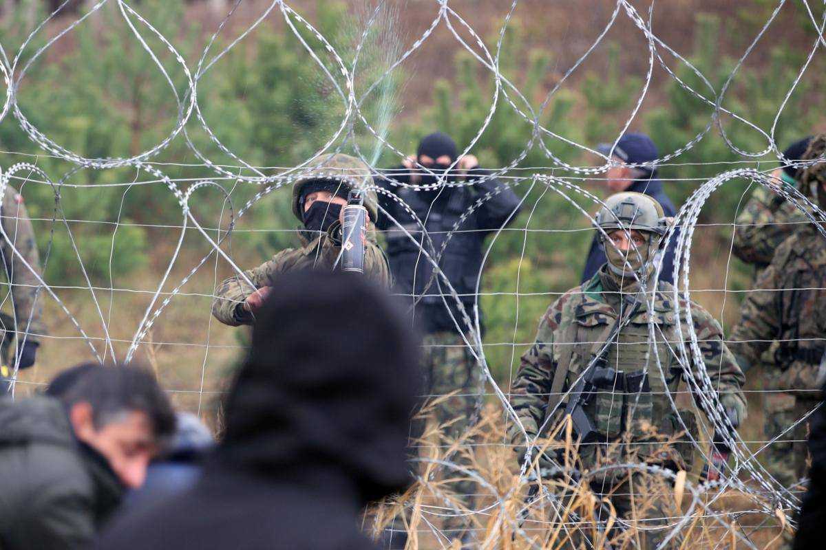 Жбурляли каміння: півсотні білоруських мігрантів прорвали кордон Польщі