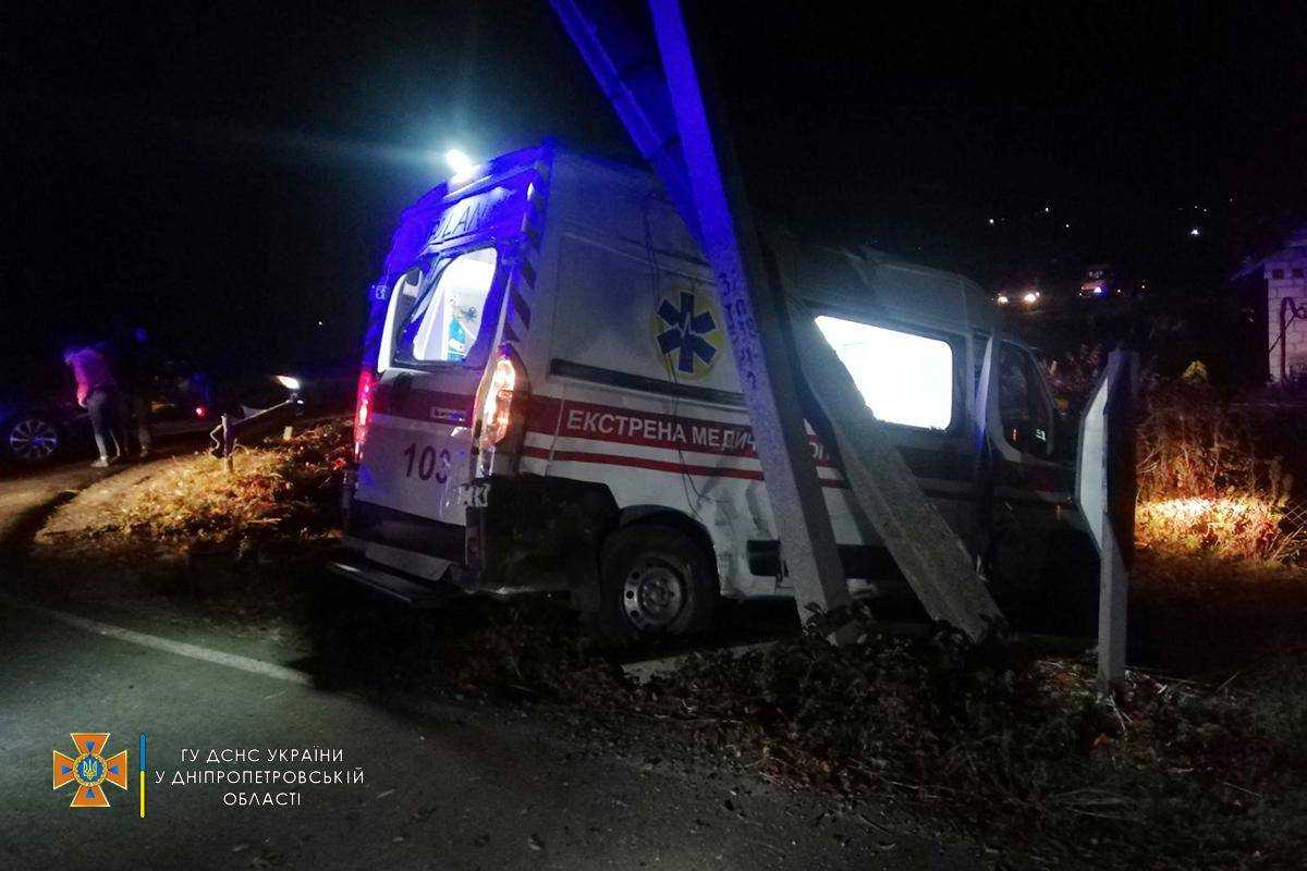 На Дніпропетровщині зіткнулися маршрутка і "швидка": постраждали шестеро осіб
